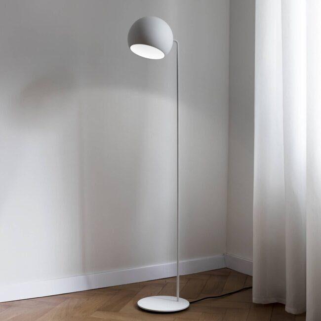 Nyta Tilt Globe Floor stojaca lampa biela matná