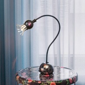 serien.lighting Poppy stolná lampa kvetinový efekt